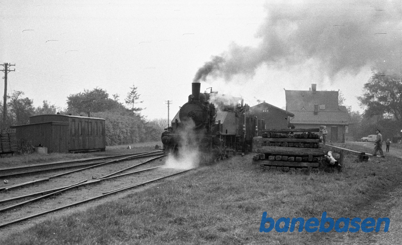 Damplokomotiv nr. 14 rangerer med godstog Damplokomotiv nr. 14 rangerer med godstog
