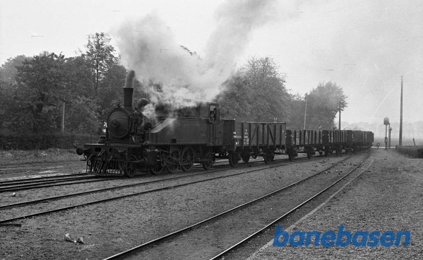 Damplokomotiv nr. 14 rangerer med godstog Damplokomotiv nr. 14 rangerer med godstog