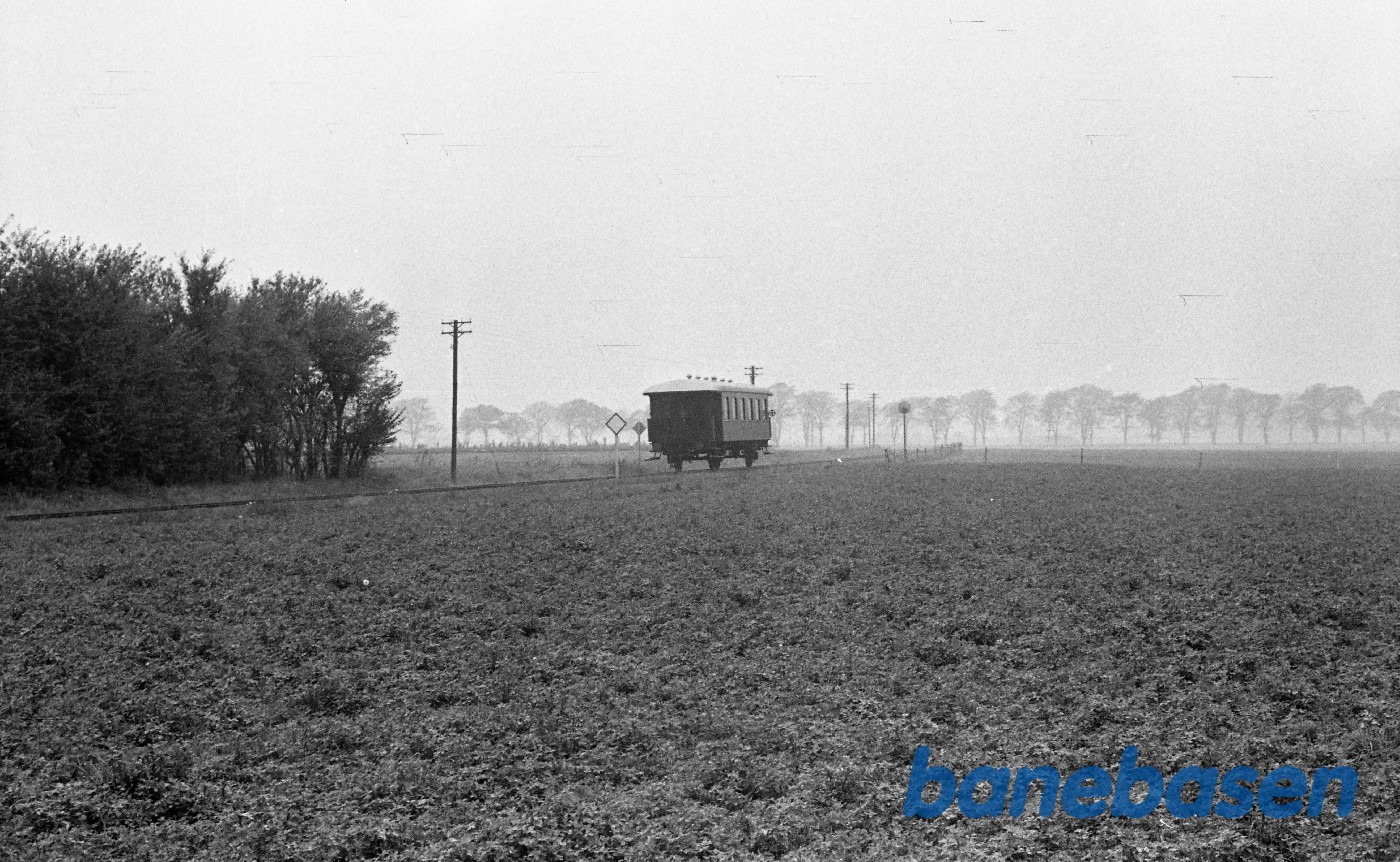 Togførervogn efterladt på strækningen, mens godstoget rangerer på stationen Togførervogn efterladt på strækningen, mens godstoget rangerer på stationen