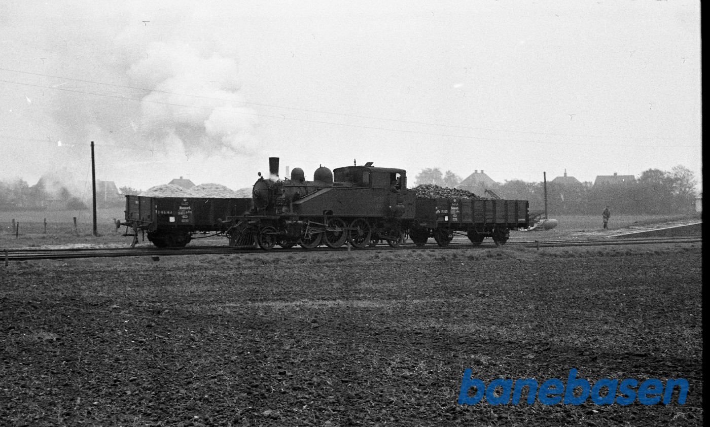 Damplokomotiv nr. 14 rangerer med godstog Damplokomotiv nr. 14 rangerer med godstog