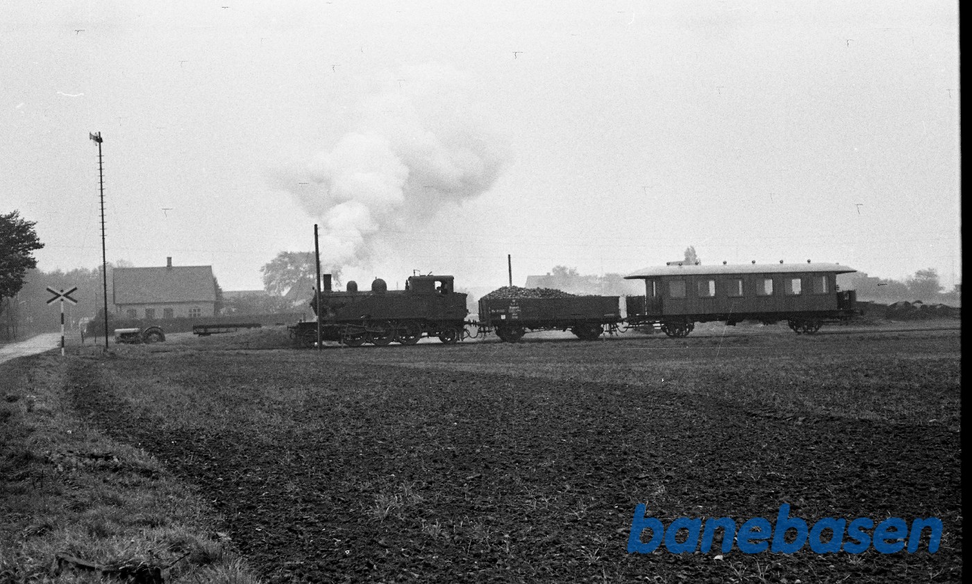 Damplokomotiv nr. 14 rangerer med godstog Damplokomotiv nr. 14 rangerer med godstog