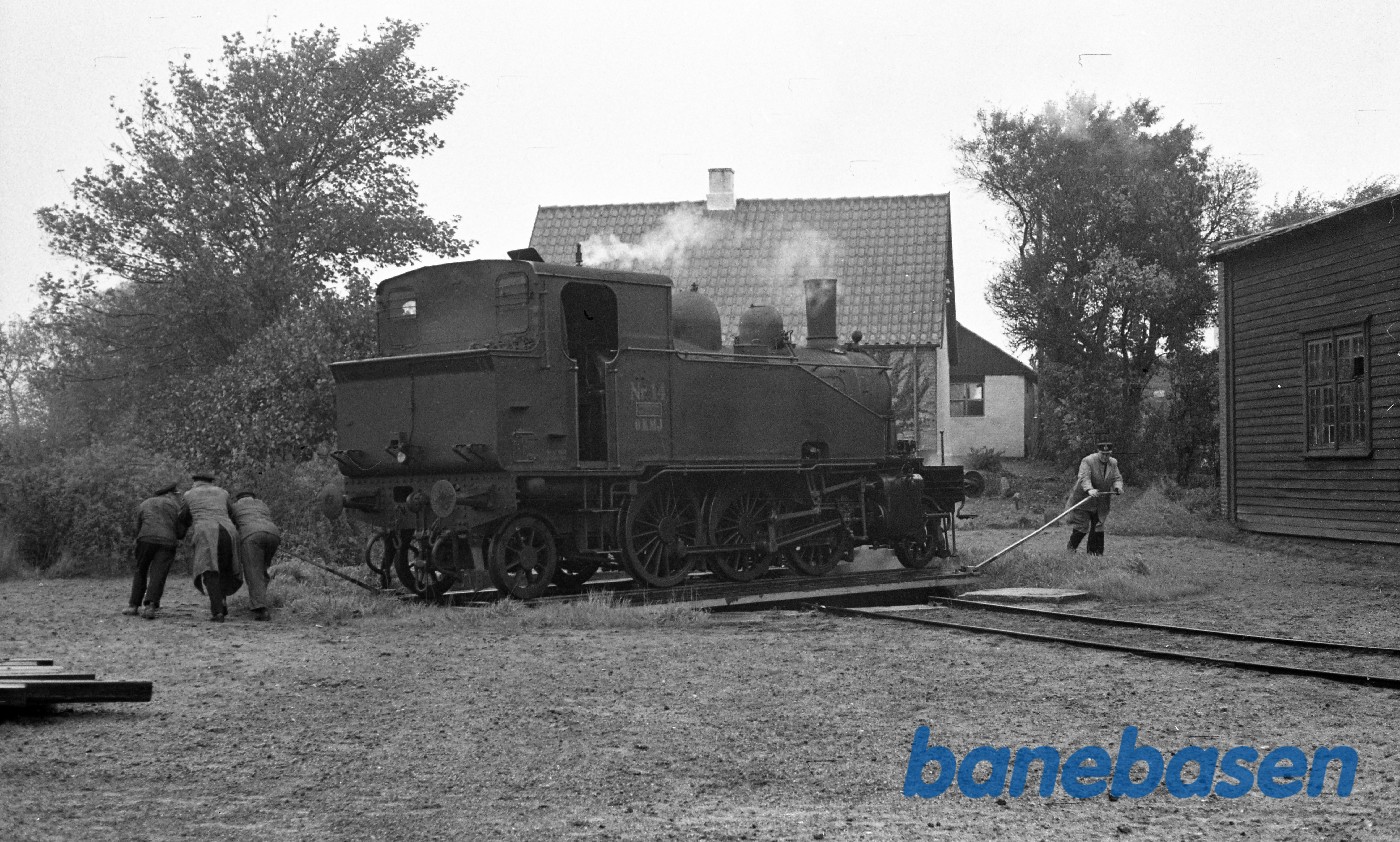 Damplokomotiv nr. 14 vendes på drejeskiven Damplokomotiv nr. 14 vendes på drejeskiven