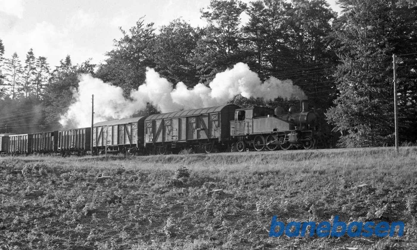 OKMJ nr. 14 med godstog til Odense i Langesø-skoven OKMJ nr. 14 med godstog til Odense i Langesø-skoven