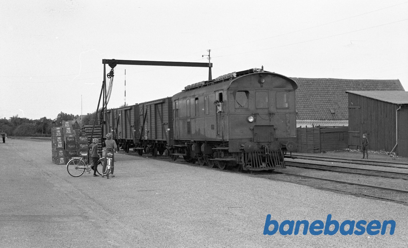 MV 10 rangerer med godstog MV 10 rangerer med godstog