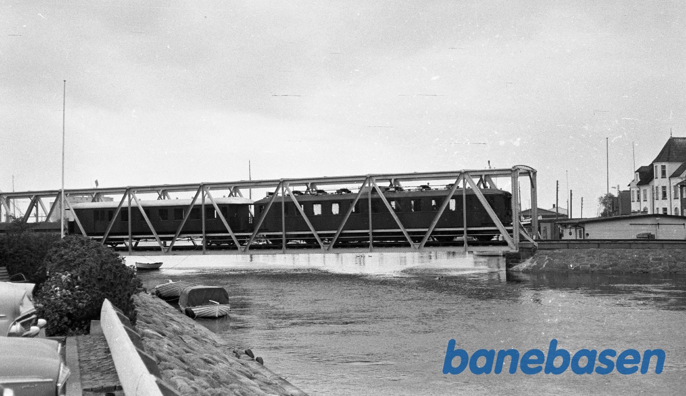 MD 13 + BE 12 på vej til Odense, på broen over Kerteminde Fjord MD 13 + BE 12 på vej til Odense, på broen over Kerteminde Fjord