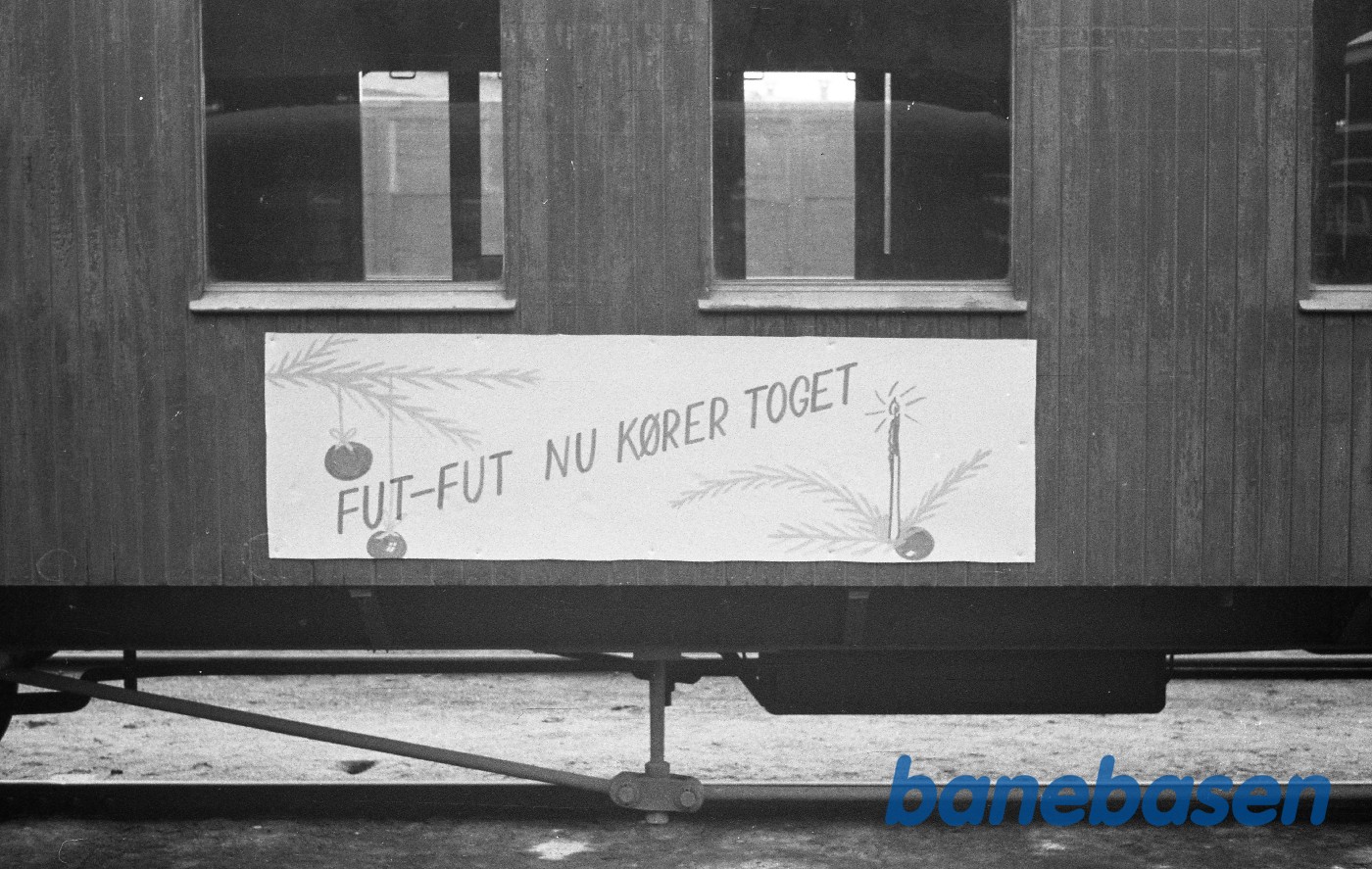 Plakat på vognside i "nissetog" til Bogense Plakat på vognside i "nissetog" til Bogense