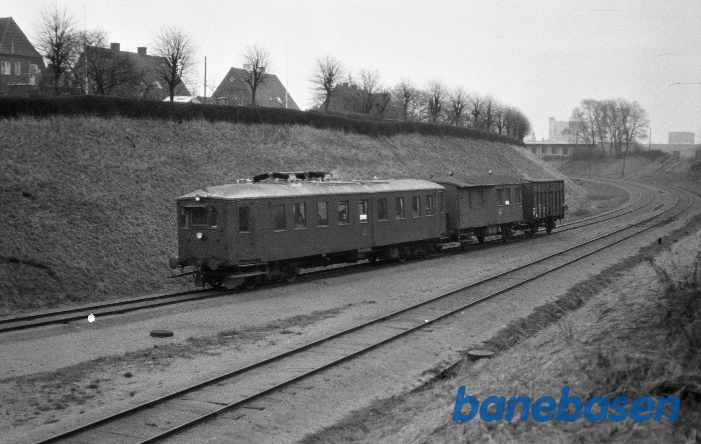 MH 8 med persontog til Bogense ved stadion MH 8 med persontog til Bogense ved stadion