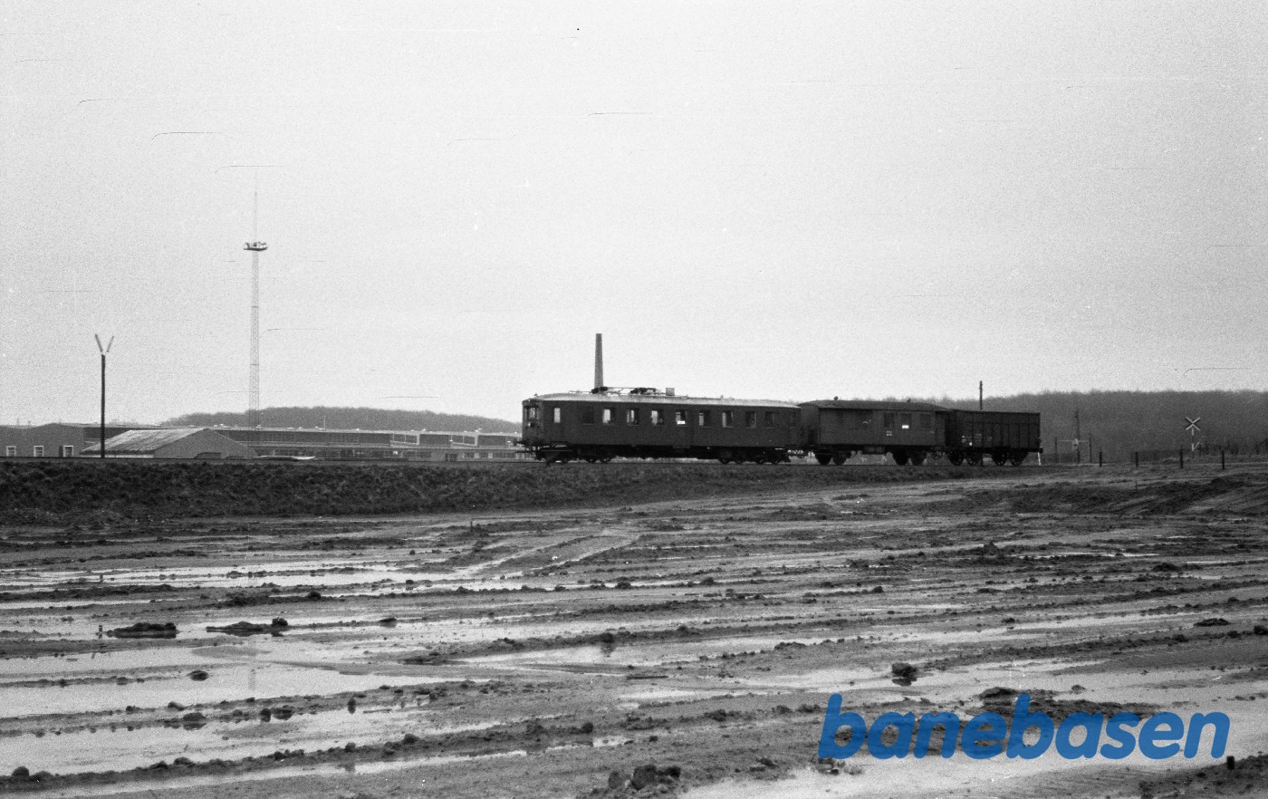 MH 8 med persontog til Bogense ved Haustrups fabrikker MH 8 med persontog til Bogense ved Haustrups fabrikker
