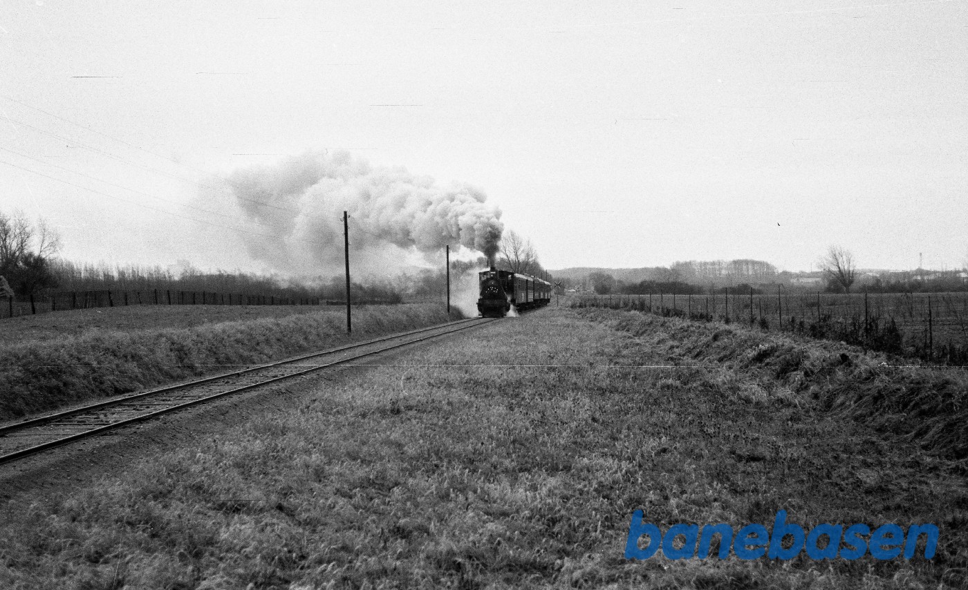 Damplokomotiv nr. 3 med "nissetog" fra Odense til Bogense Damplokomotiv nr. 3 med "nissetog" fra Odense til Bogense