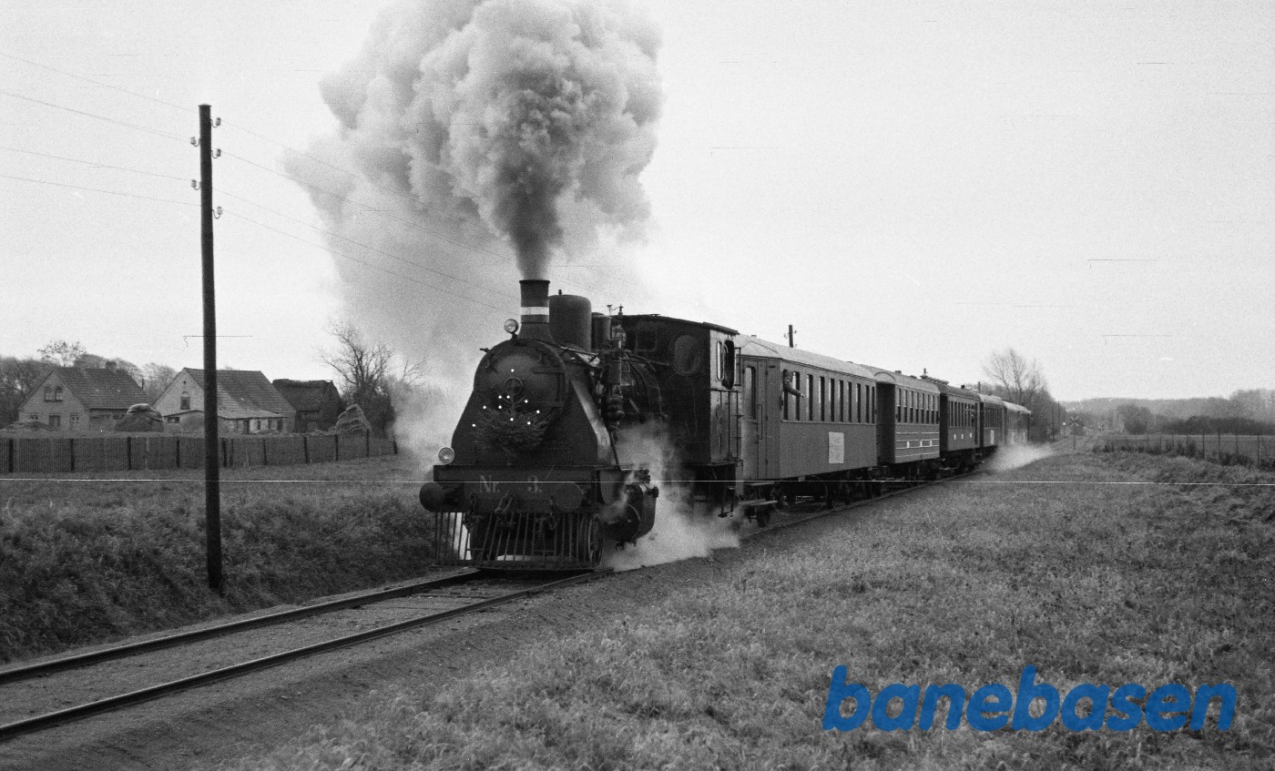 Damplokomotiv nr. 3 med "nissetog" fra Odense til Bogense Damplokomotiv nr. 3 med "nissetog" fra Odense til Bogense