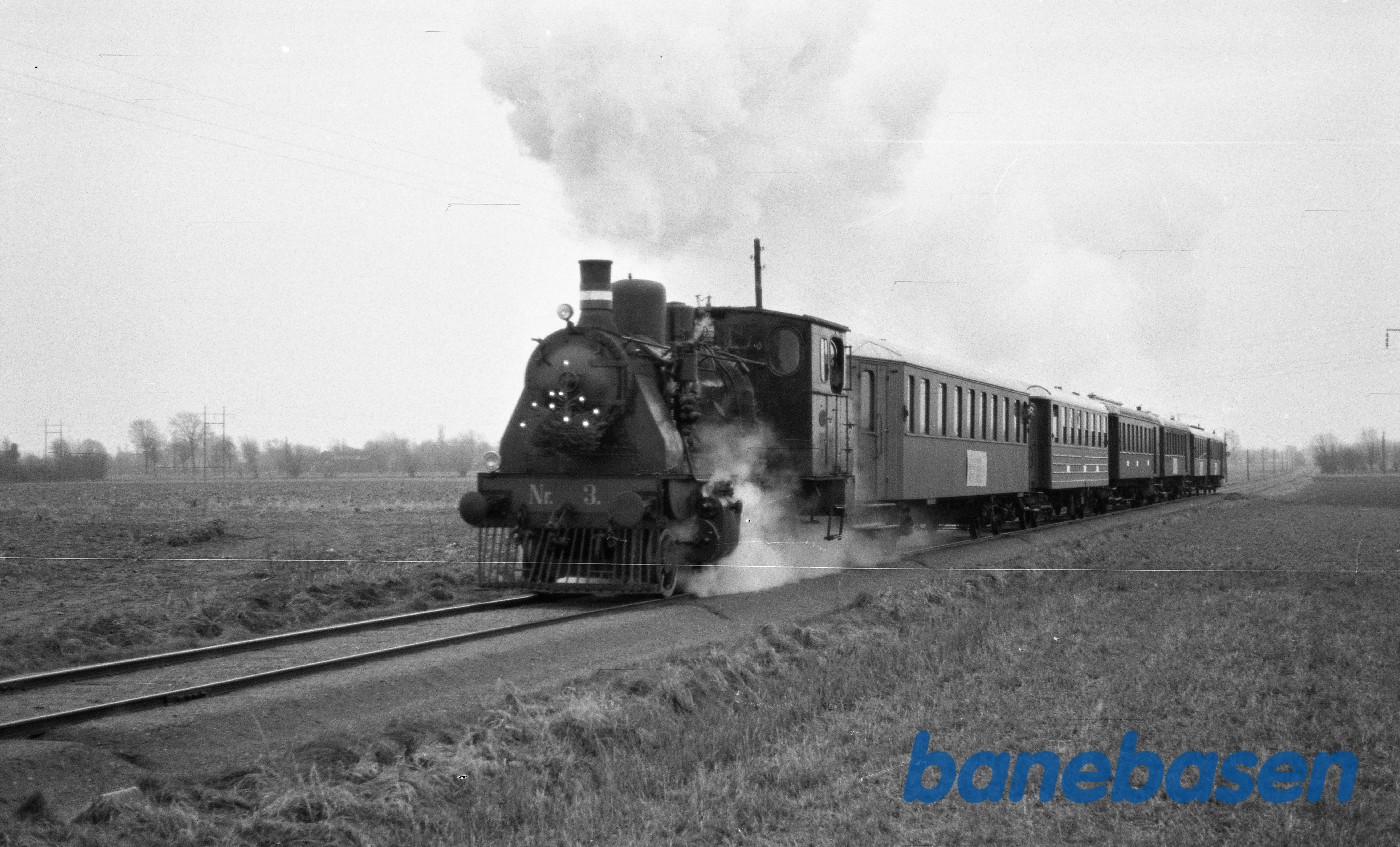 Damplokomotiv nr. 3 med "nissetog" fra Odense til Bogense, kort før Otterup Damplokomotiv nr. 3 med "nissetog" fra Odense til Bogense, kort før Otterup