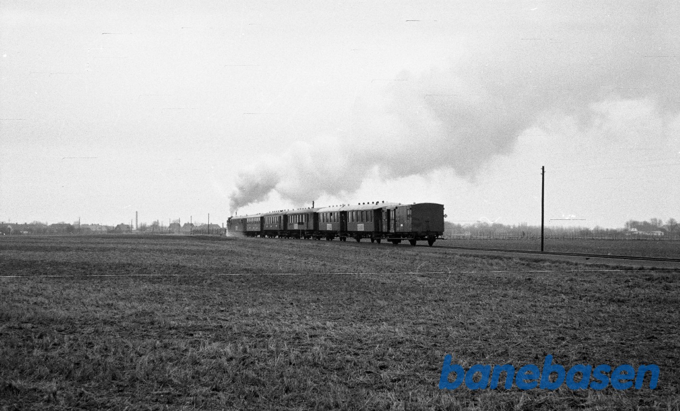 Damplokomotiv nr. 3 med "nissetog" fra Odense til Bogense, kort før Otterup Damplokomotiv nr. 3 med "nissetog" fra Odense til Bogense, kort før Otterup