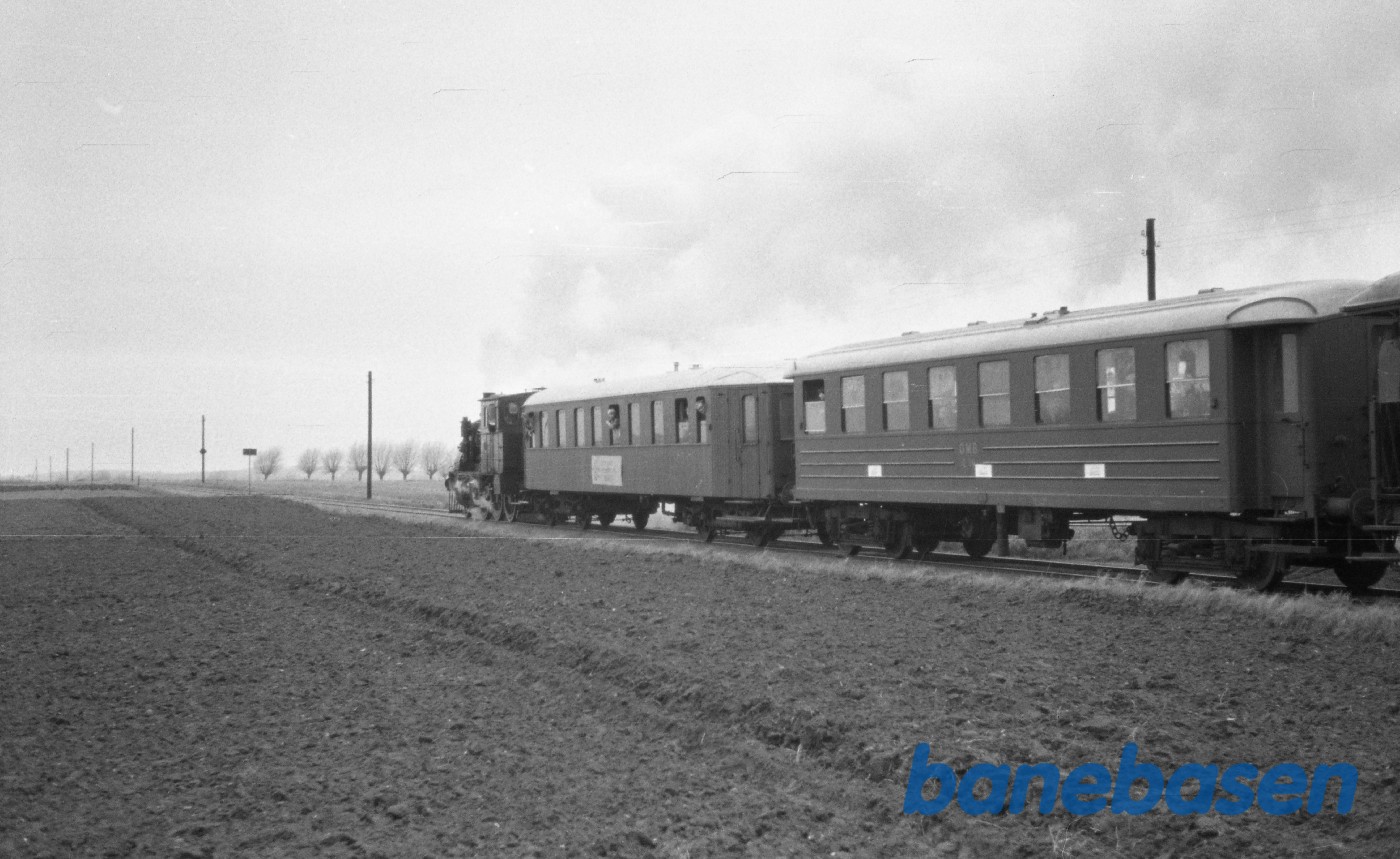 Damplokomotiv nr. 3 med "nissetog" fra Odense til Bogense Damplokomotiv nr. 3 med "nissetog" fra Odense til Bogense