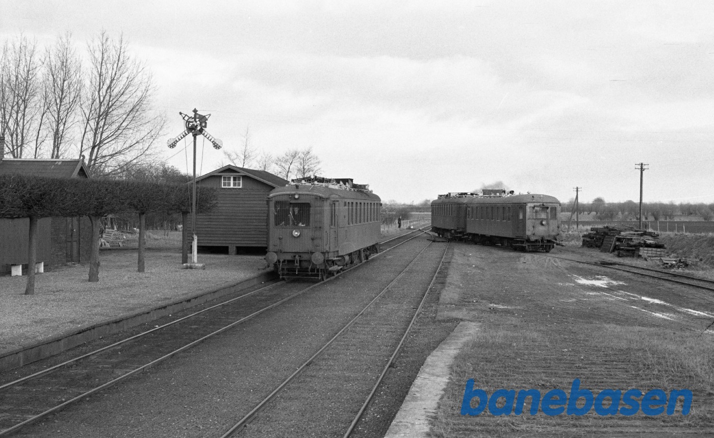 MH-motorvogn fra Kerteminde krydser tog til Kerteminde MH-motorvogn fra Kerteminde krydser tog til Kerteminde