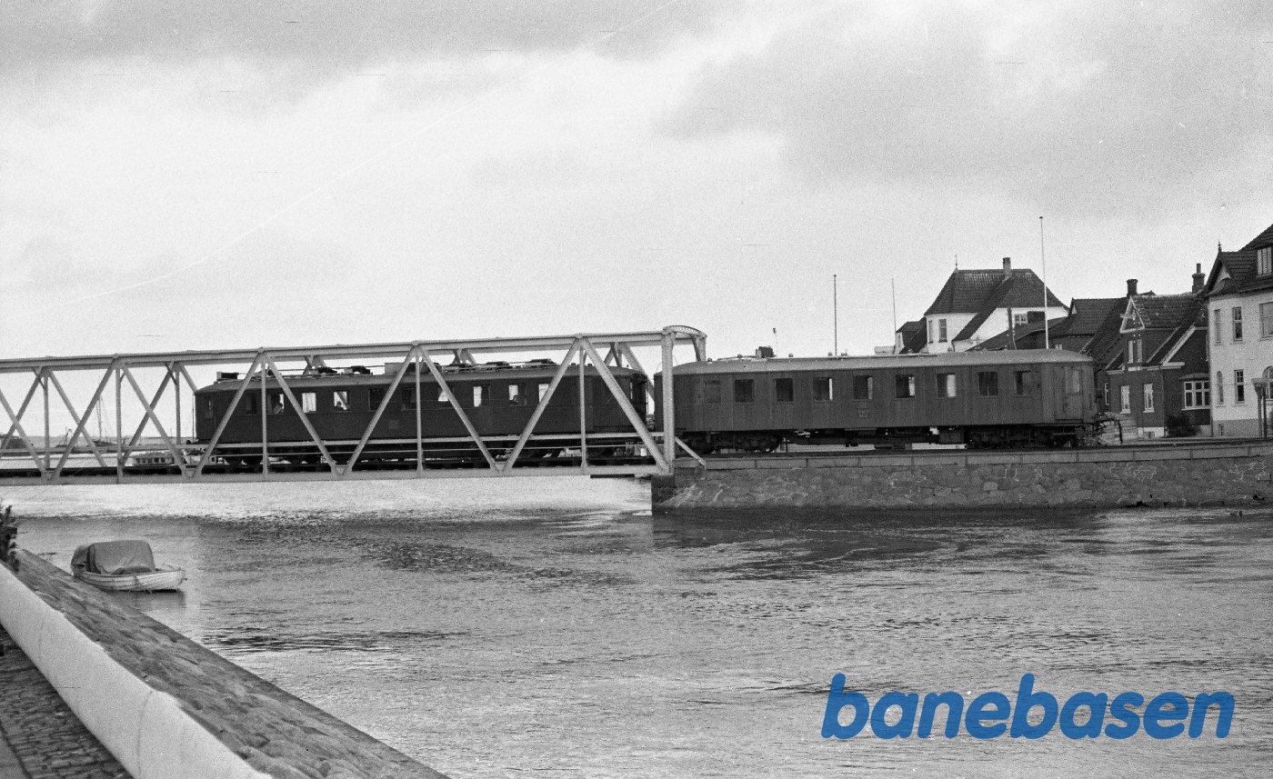 MD + OMB MH 6 på vej til Martofte på broen over Kerteminde Fjord MD + OMB MH 6 på vej til Martofte på broen over Kerteminde Fjord