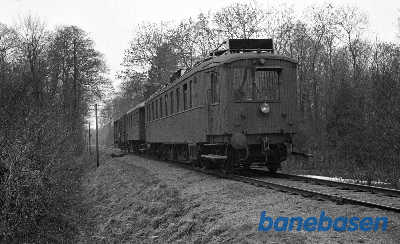 MD-motorvogn med blandettog på vej til Kerteminde, i skoven ved Agedrup MD-motorvogn med blandettog på vej til Kerteminde, i skoven ved Agedrup