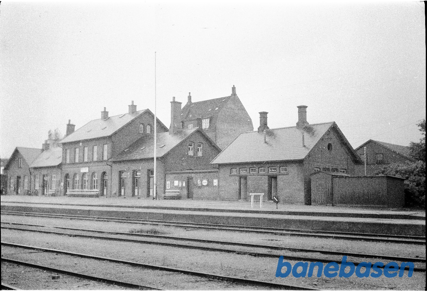 Hovedbygning, baneside (station) Hovedbygning, baneside (station)