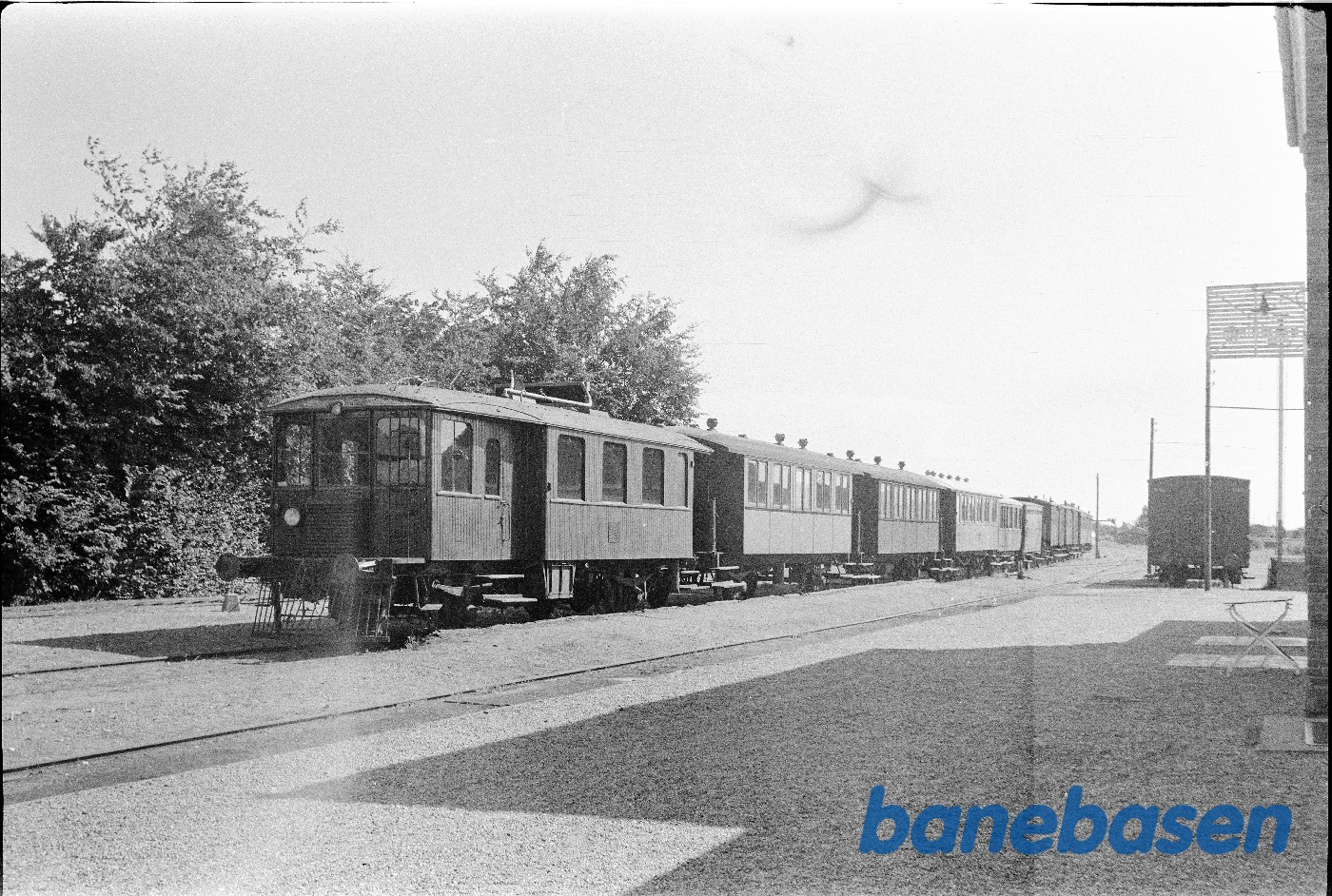 M 3 med vogne (C 3, 4, A 1, B 1, B 2, E, E, C 2, 5) M 3 med vogne (C 3, 4, A 1, B 1, B 2, E, E, C 2, 5)
