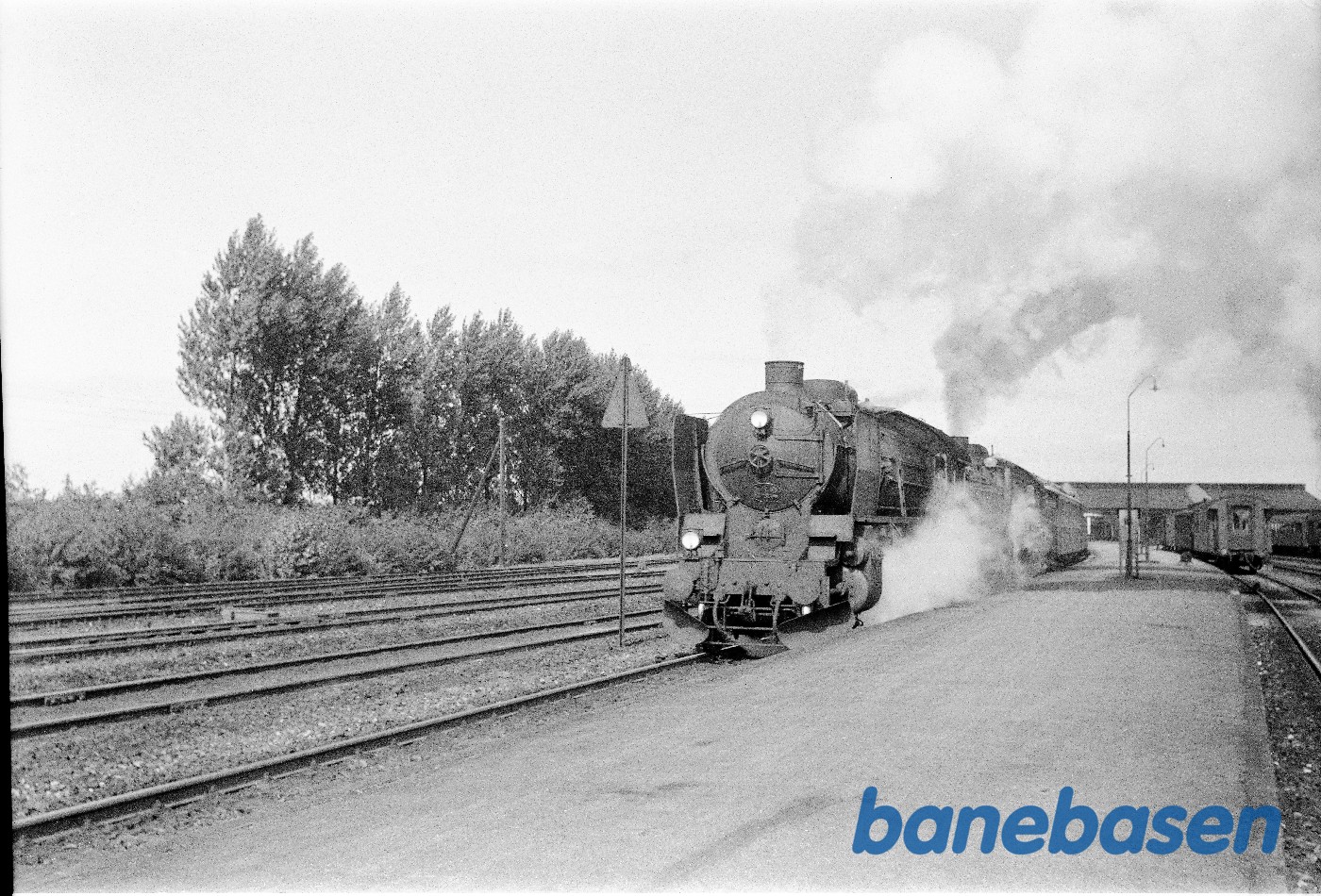 To x R med tog, forrest R 942 To x R med tog, forrest R 942