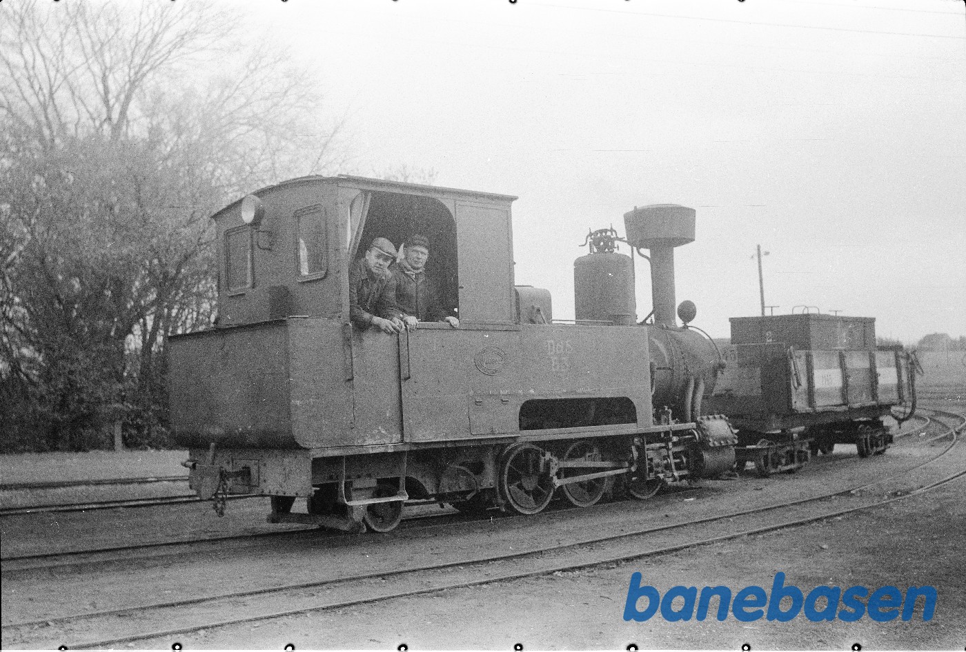 Damplokomotiv B 3 med tender ved remisen Damplokomotiv B 3 med tender ved remisen