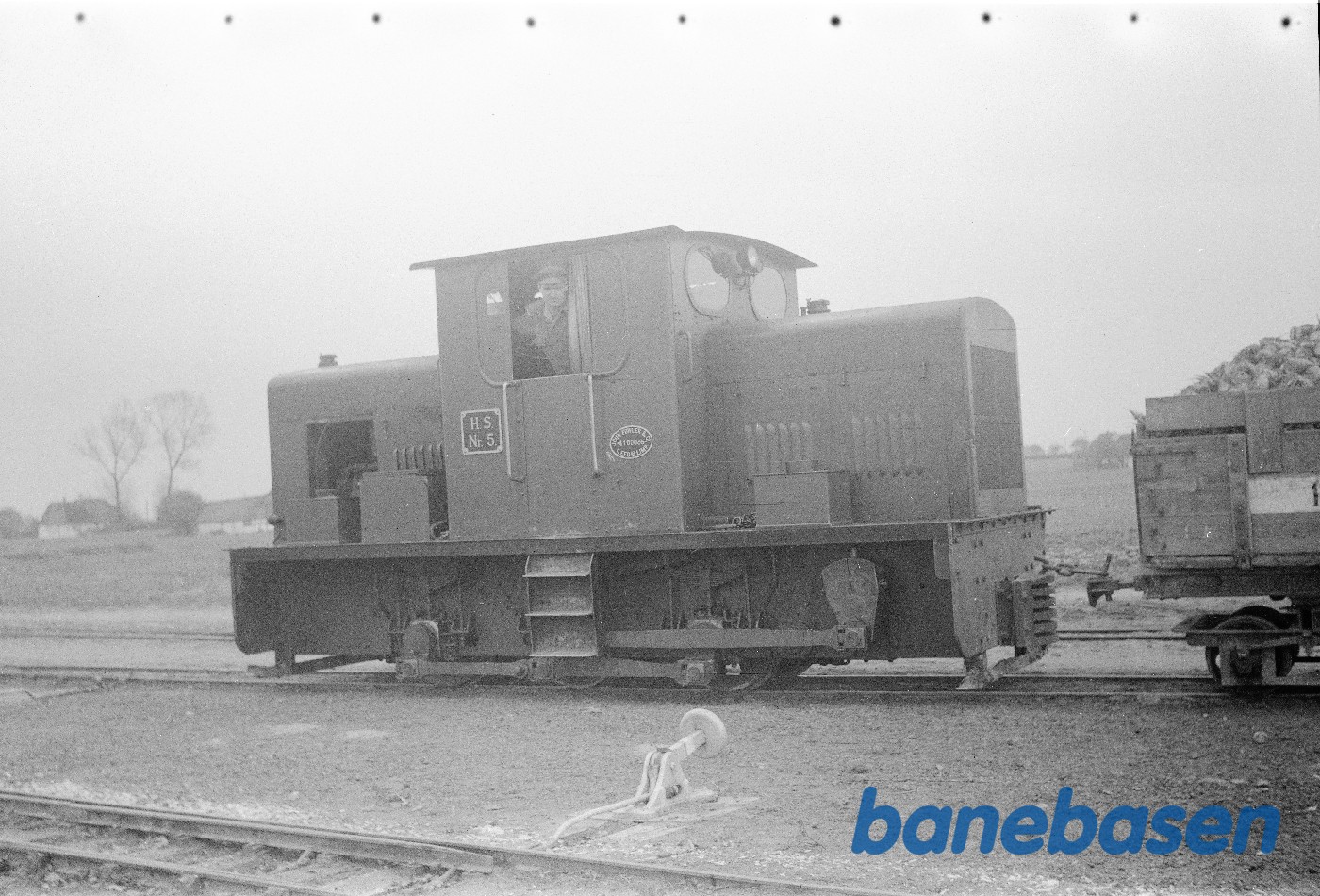 Diesellokomotiv Nr. 5, som bærer sukkerfabrikkens ældre ejendomsmærke HS Diesellokomotiv Nr. 5, som bærer sukkerfabrikkens ældre ejendomsmærke HS
