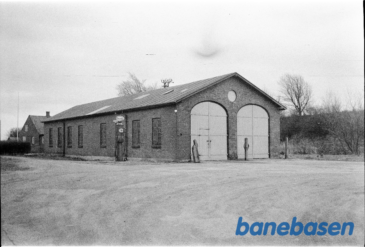 Det er remisen på den nedlagte Sandvig jernbanestation. Banen solgte stationsbygningen og det meste af arealet efter nedlæggelsen, men beholdt remisen som rutebilgarage indtil DBJs lukning i 1968 Det er remisen på den nedlagte Sandvig jernbanestation. Banen solgte stationsbygningen og det meste af arealet efter nedlæggelsen, men beholdt remisen som rutebilgarage indtil DBJs lukning i 1968