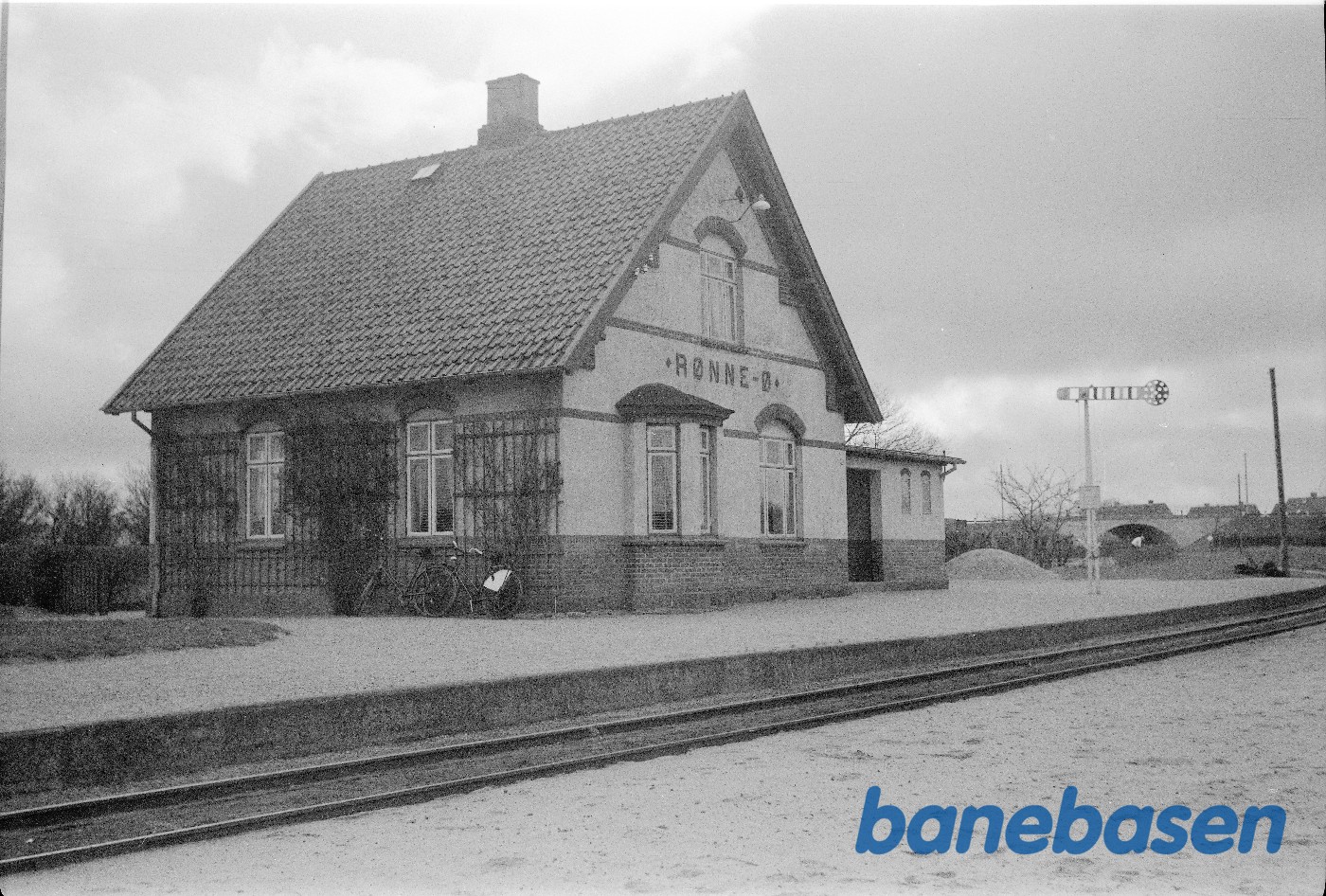 Rønne Ø, facade mod banen Rønne Ø, facade mod banen