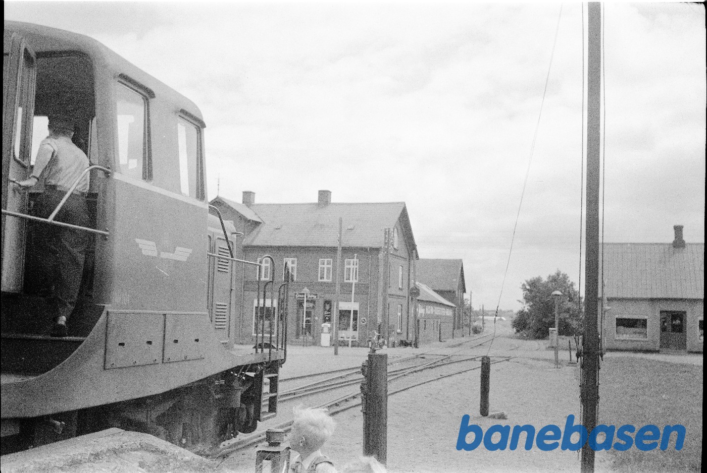 Tog (HV 101) ved perron, set mod overkørsel Tog (HV 101) ved perron, set mod overkørsel