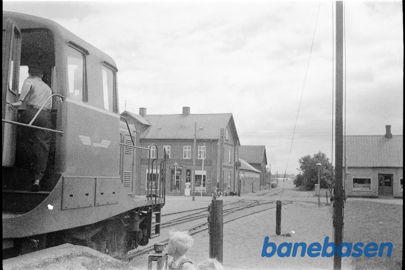 Tog (HV 101) ved perron, set mod overkørsel Tog (HV 101) ved perron, set mod overkørsel