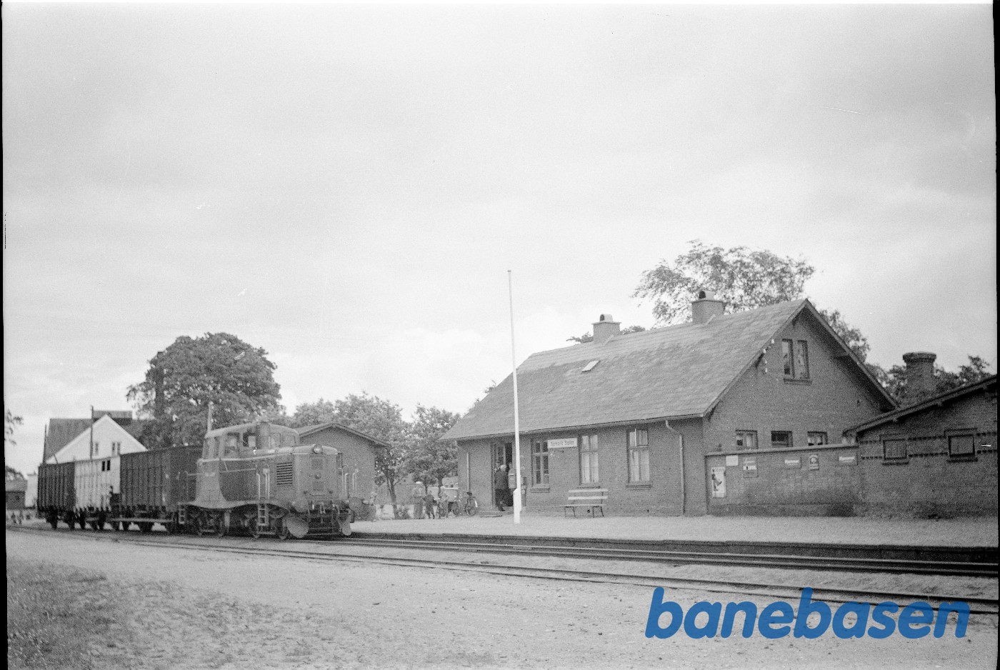 Godstog med HV 101, Hovedbygning, facade mod banen Godstog med HV 101, Hovedbygning, facade mod banen