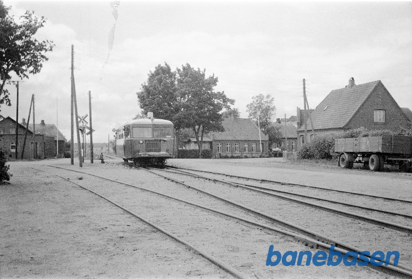 Skinnebustog under indkørsel til station Skinnebustog under indkørsel til station