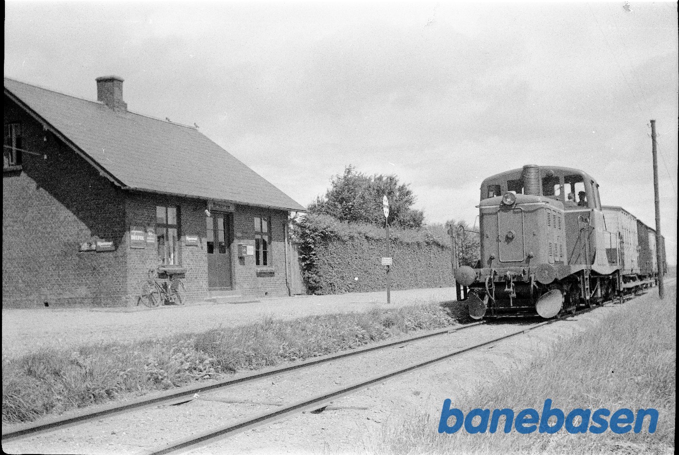 Godstog HV 101 ved stationsbygning, perron Godstog HV 101 ved stationsbygning, perron