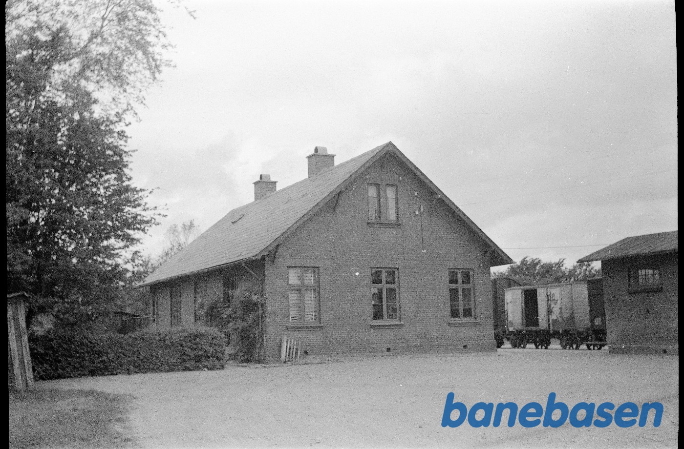 Hovedbygning, varehus, vejfacader, tog i baggrunden Hovedbygning, varehus, vejfacader, tog i baggrunden