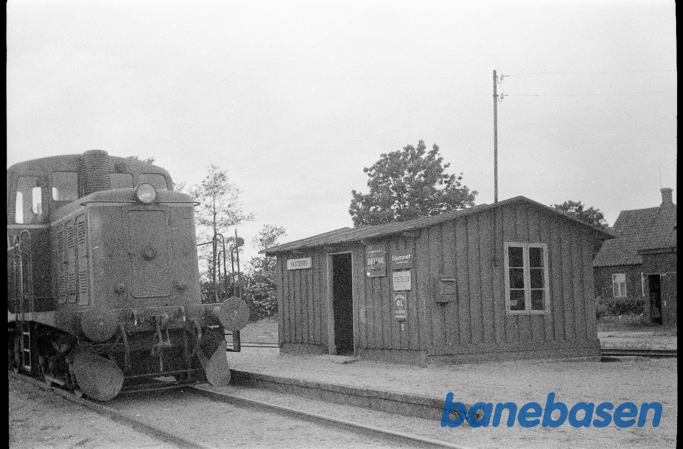 Vesterby holdeplads, HV 101 med tog Vesterby holdeplads, HV 101 med tog
