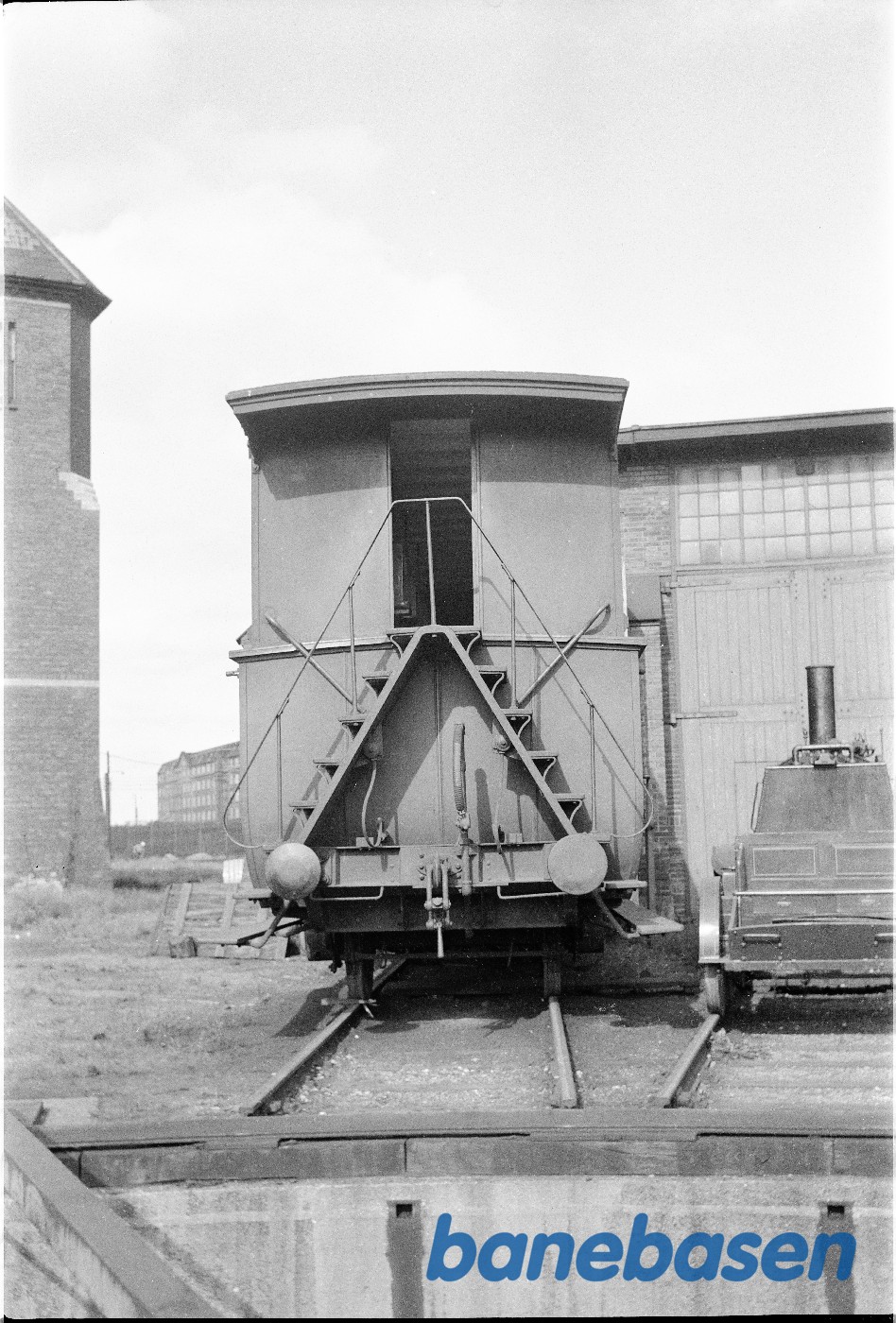 Visning af museumskøretøjer ved/i remise, toetages CO 10498 gavl Visning af museumskøretøjer ved/i remise, toetages CO 10498 gavl