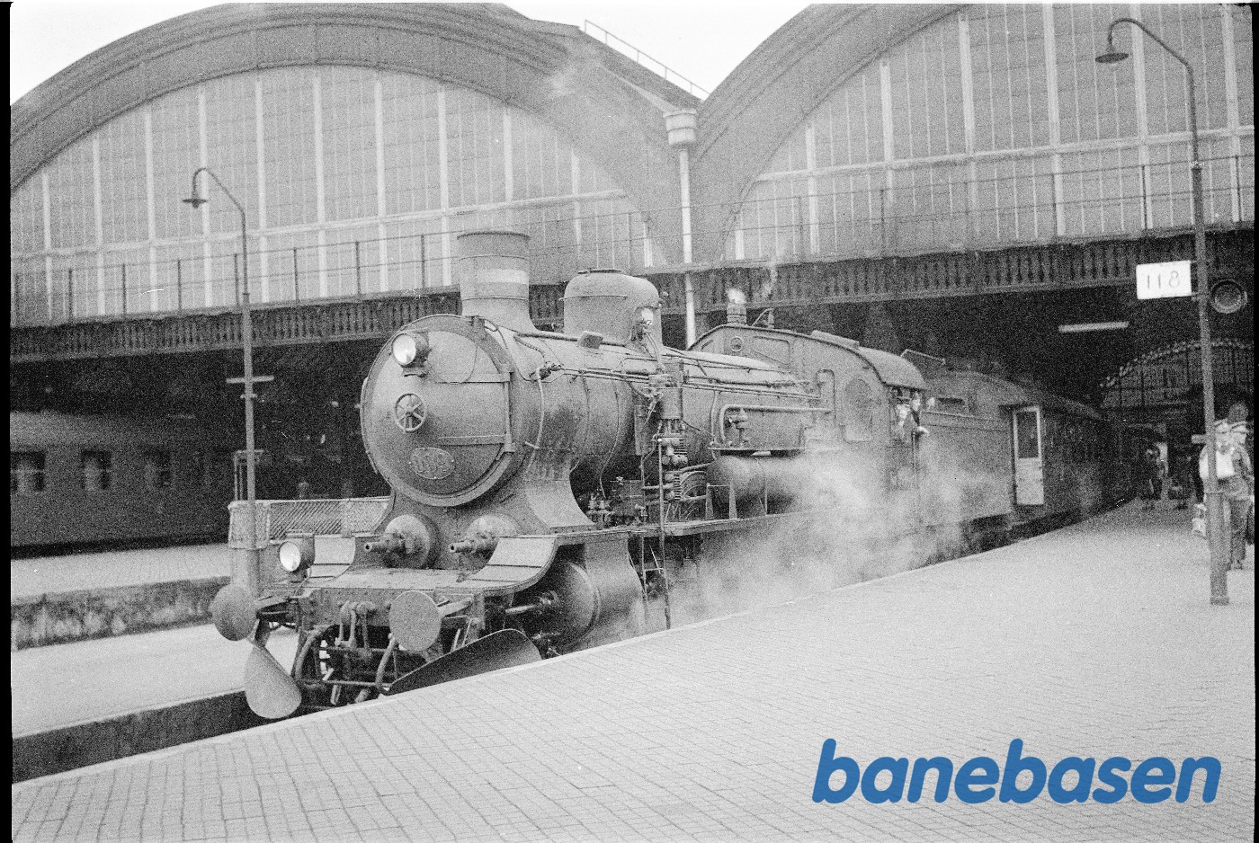 P 909 med tog ved perron P 909 med tog ved perron