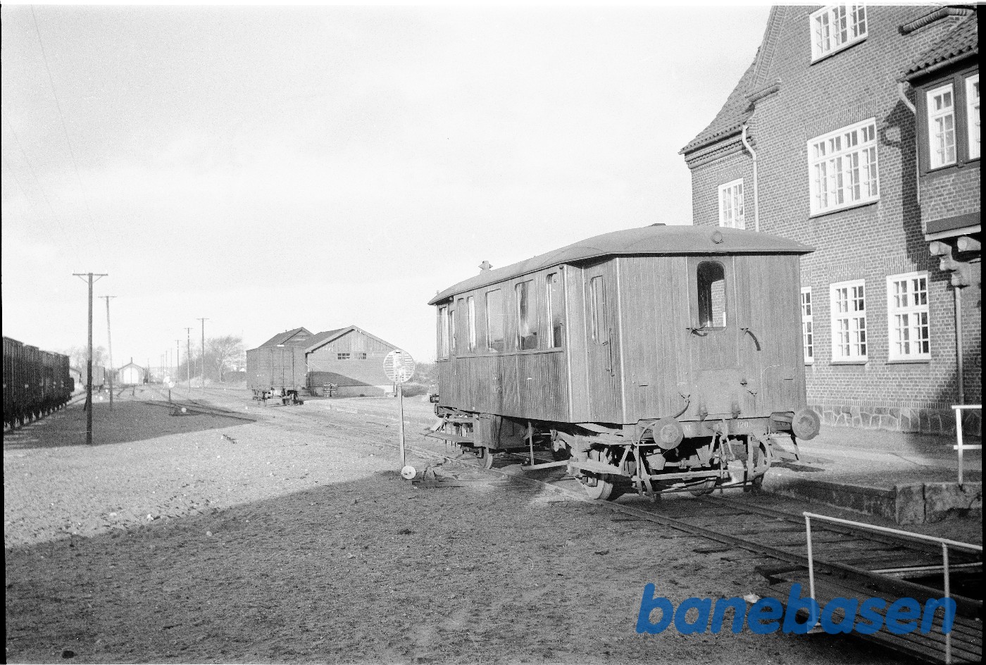 Tog ved perron ved posthus, set bagfra Tog ved perron ved posthus, set bagfra