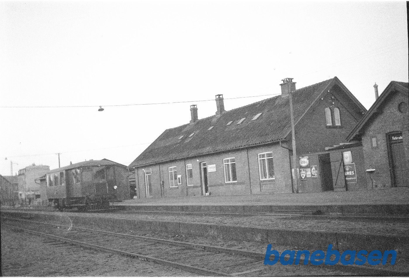 Hovedbygning perronside, motorvogn Hovedbygning perronside, motorvogn