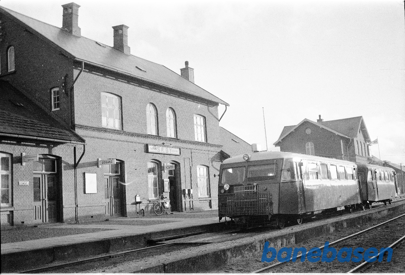 Hovedbygning, perron, skinnebustog Hovedbygning, perron, skinnebustog