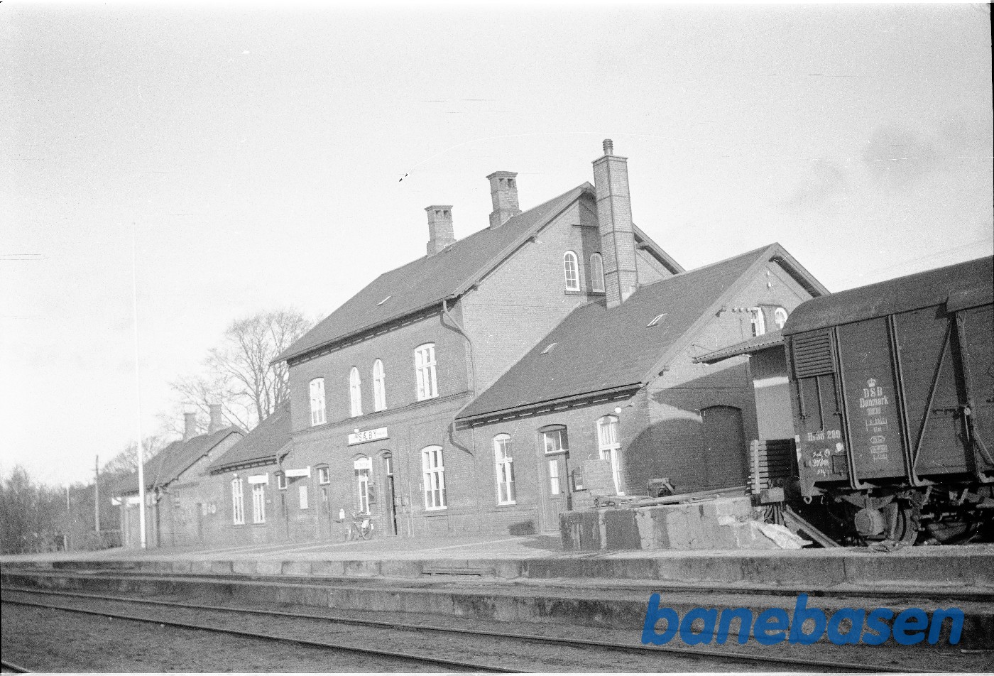 Hovedbygning, perronside Hovedbygning, perronside