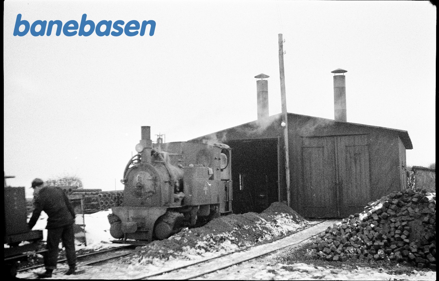Billedet er taget på Horslunde Saftstation ved remisen eller på fabriksområdet Billedet er taget på Horslunde Saftstation ved remisen eller på fabriksområdet