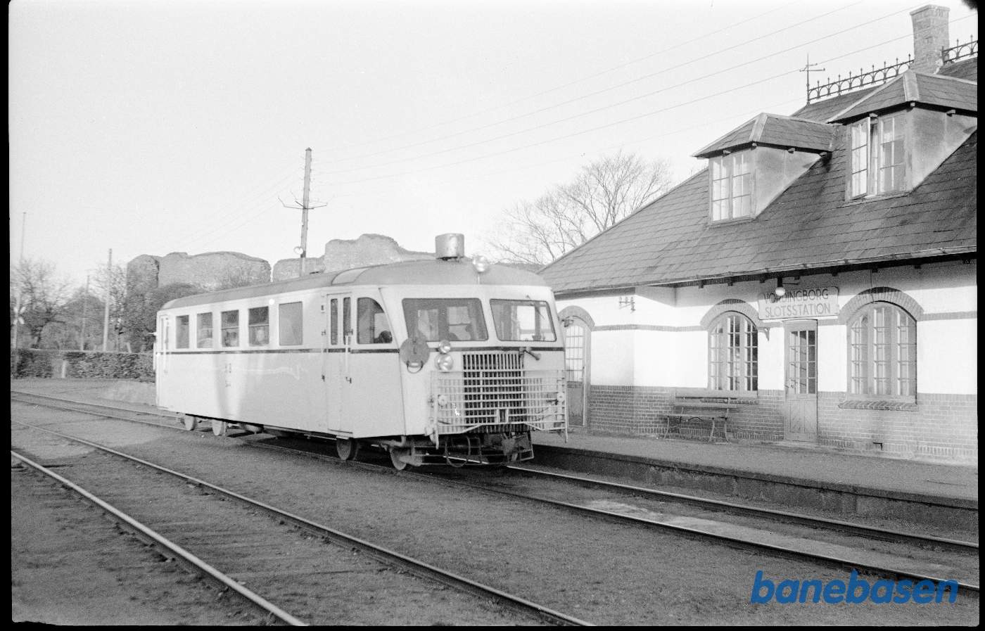 Slotsstationen med tog til Kalvehave