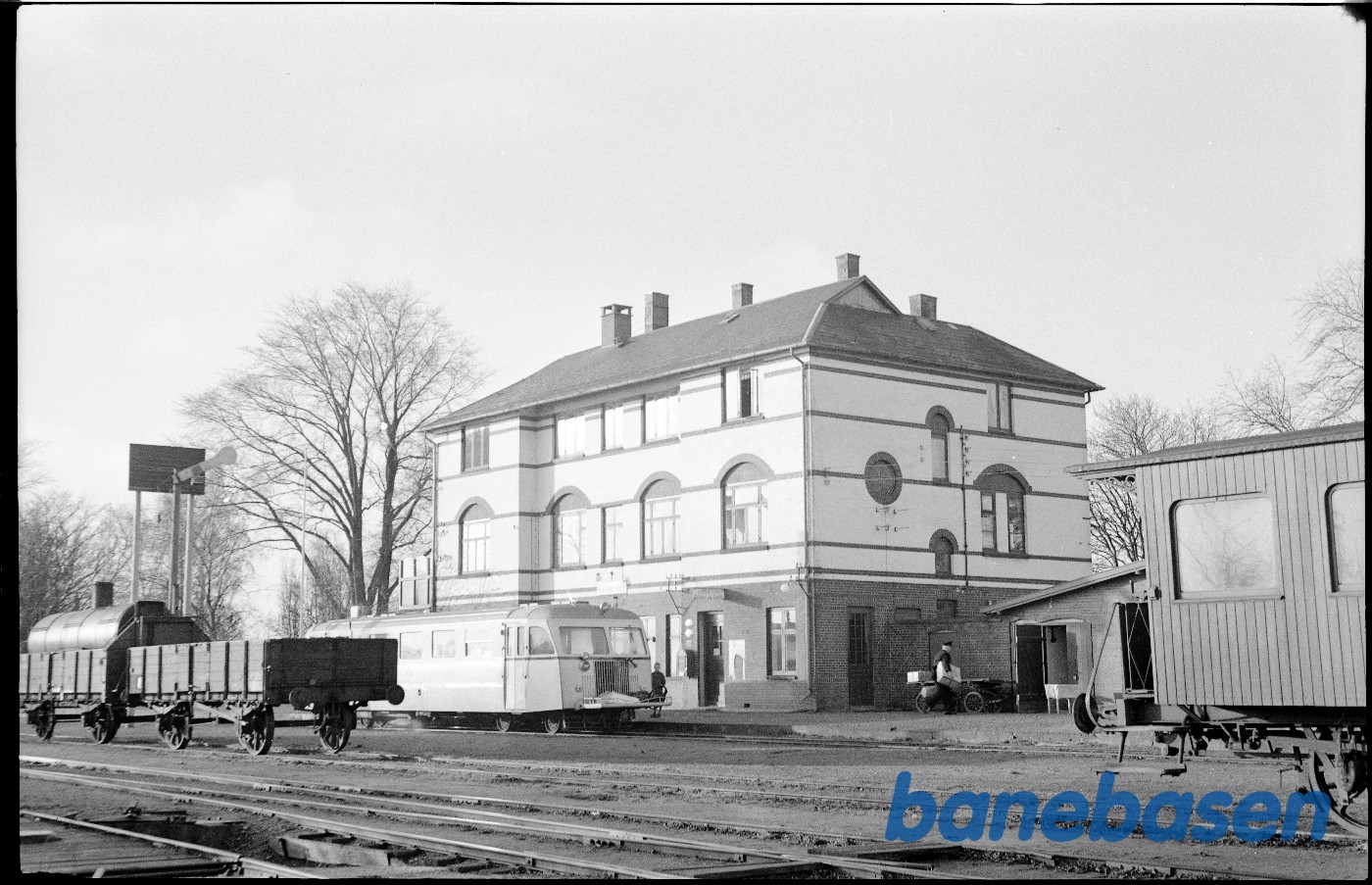Station, perronside, skinnebus foran hovedbygningen Station, perronside, skinnebus foran hovedbygningen