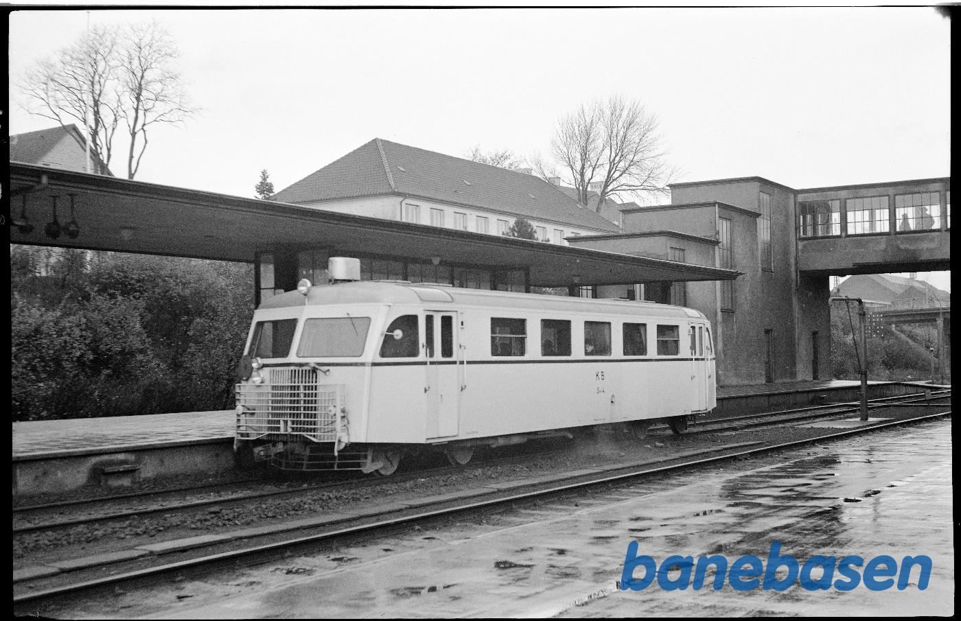 Kalvehavebanens skinnebus ved perron (Sm 4) Kalvehavebanens skinnebus ved perron (Sm 4)