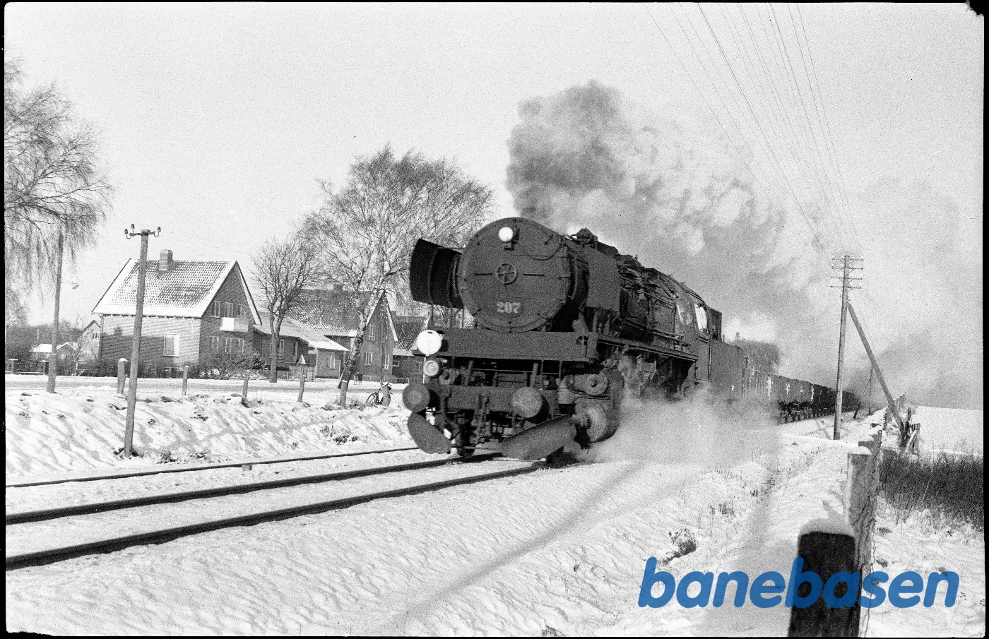 Brunkulstog, tomt, vestgående trukket af N 207 Brunkulstog, tomt, vestgående trukket af N 207