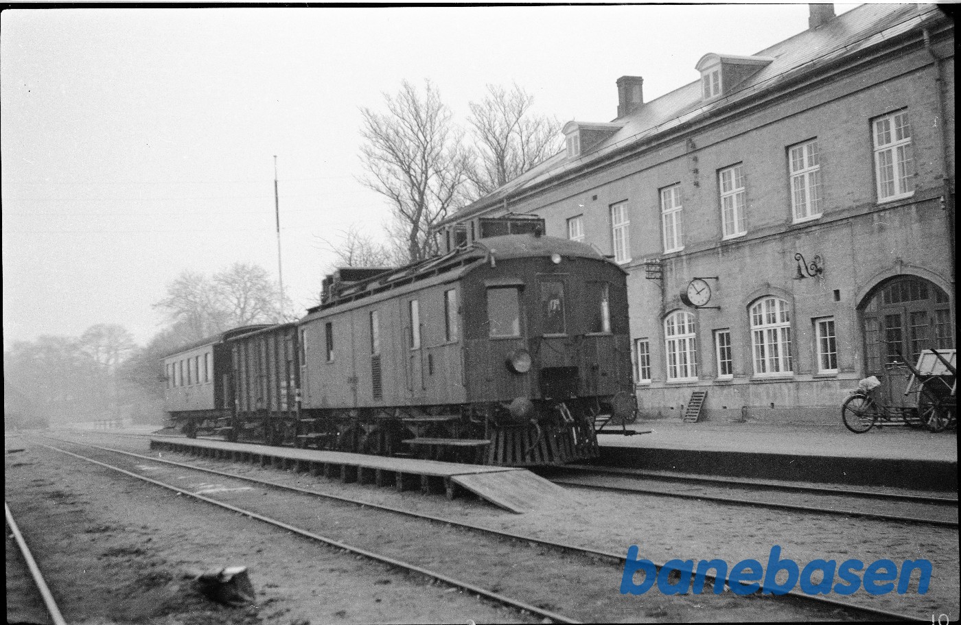Diesellokomotiv med tog i Præstø ved perron Diesellokomotiv med tog i Præstø ved perron