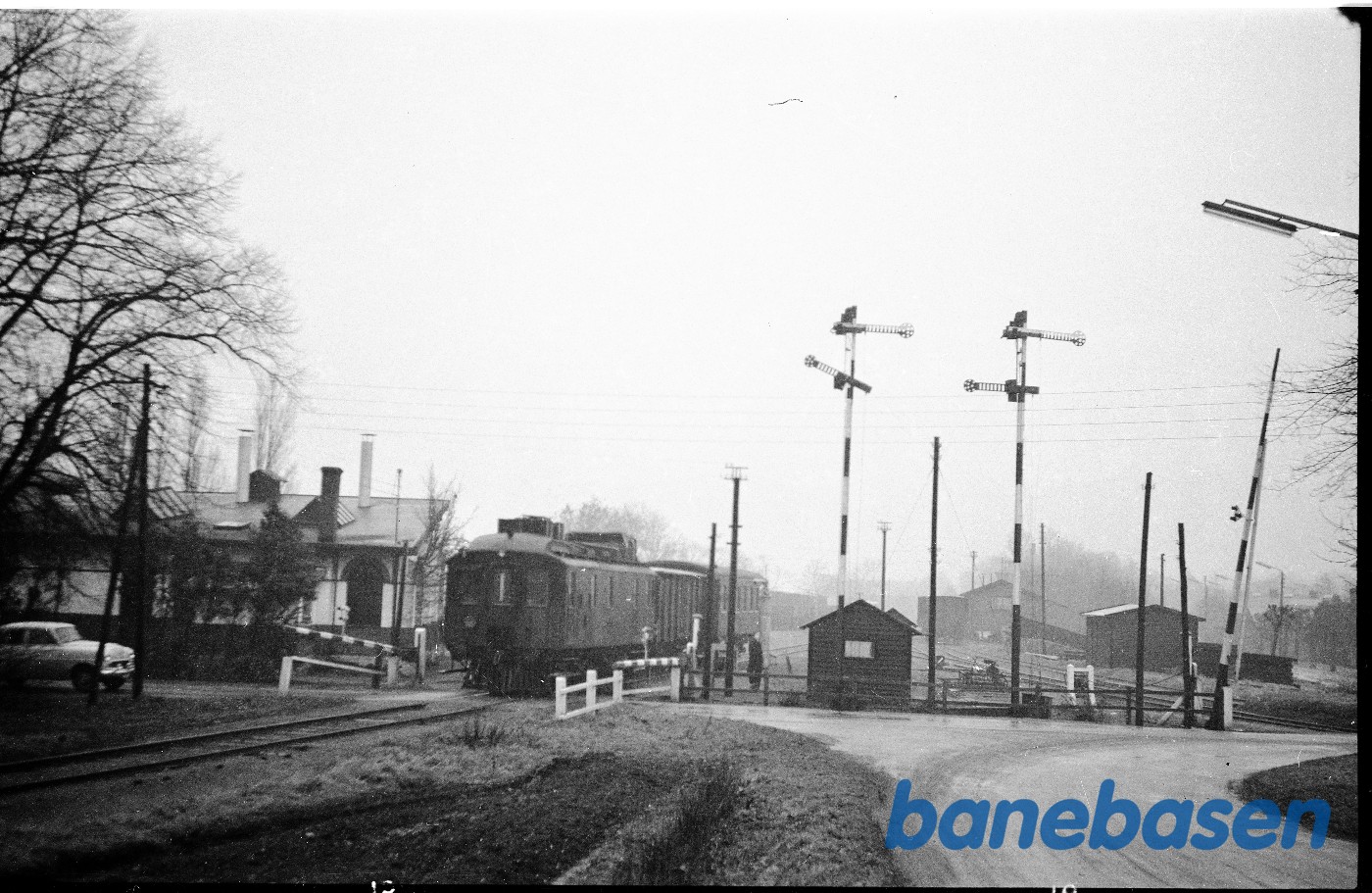 Stationsareal set mos øst, tog med M 6 under udkørsel mod Næstved Stationsareal set mos øst, tog med M 6 under udkørsel mod Næstved