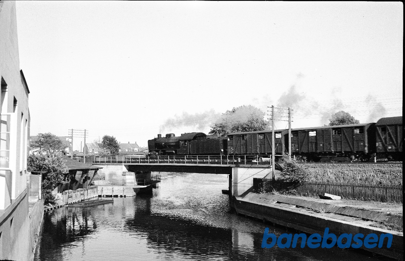 Tog med R-maskine passrere broen over Kolding Å Tog med R-maskine passrere broen over Kolding Å