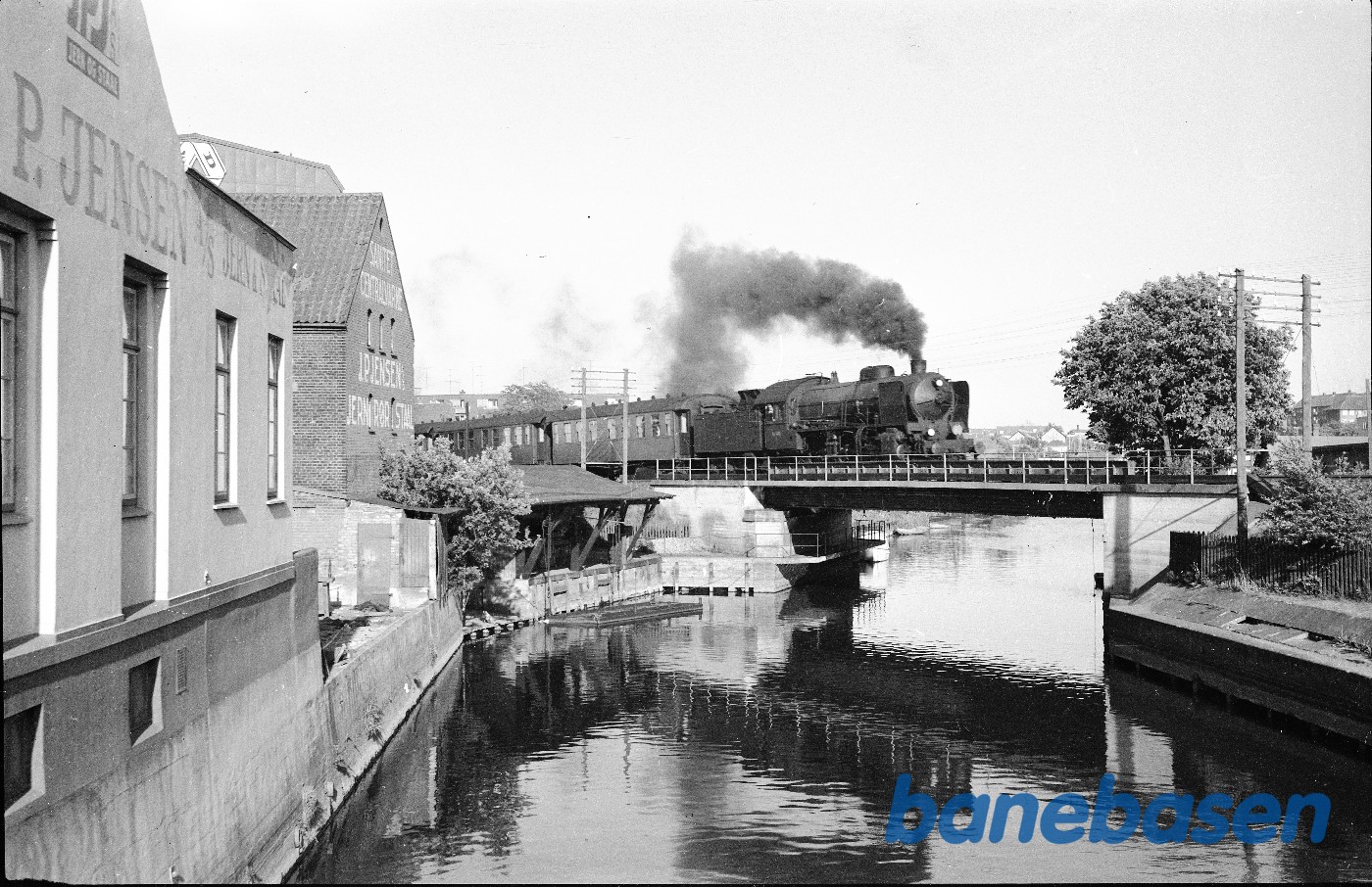 Tog med R-maskine passrere broen over Kolding Å Tog med R-maskine passrere broen over Kolding Å