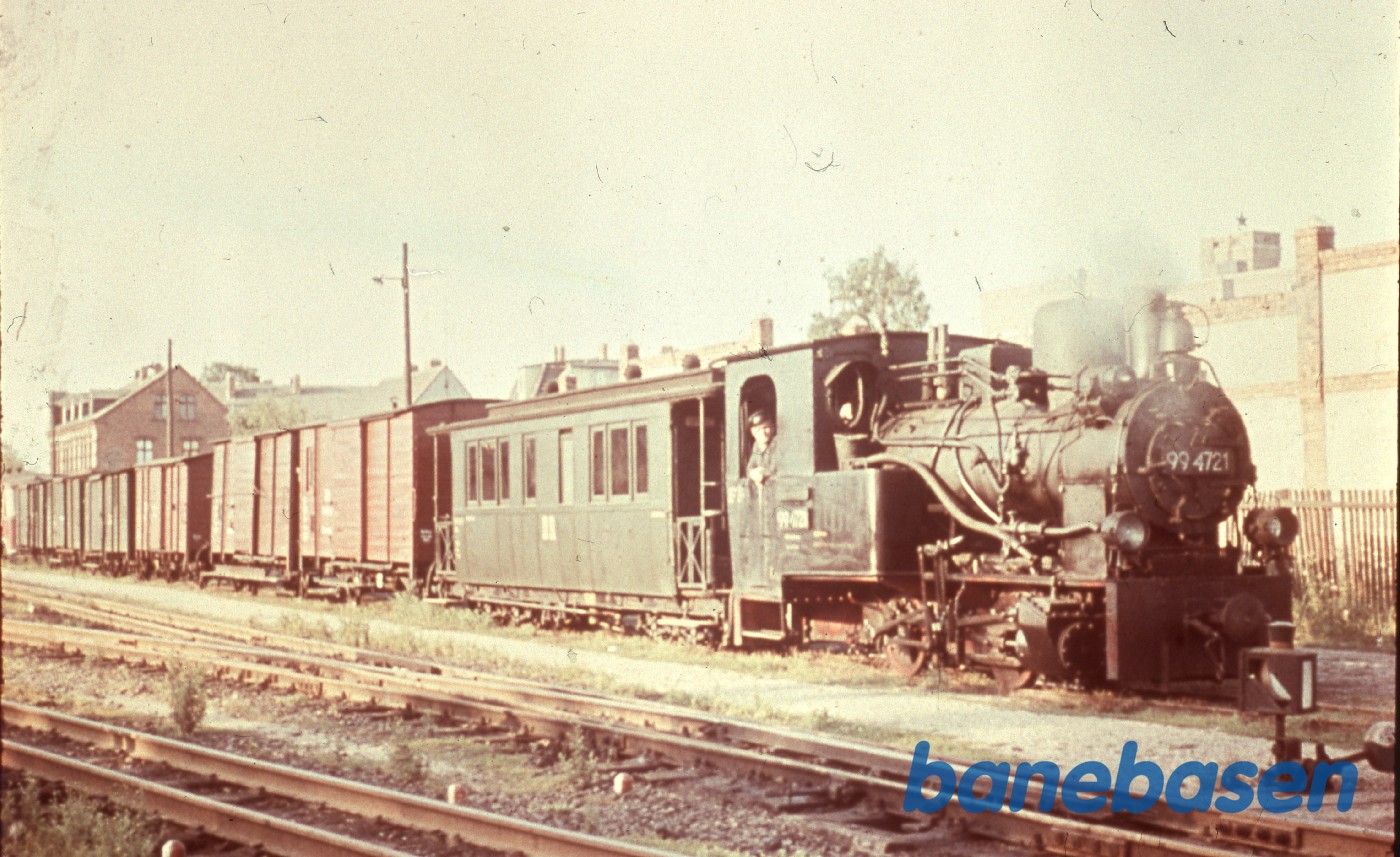 Damptoget holder i sidesporet med vogne